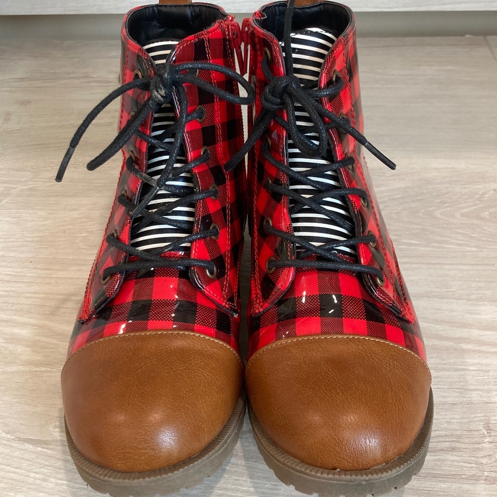 Pipperdoodles Red and Black  Buffalo Boots girls size 3 boots